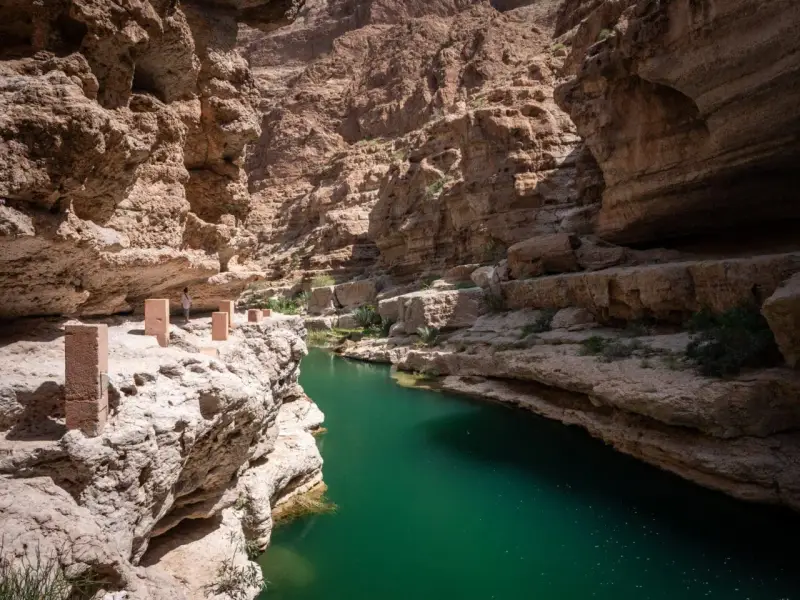 Wadi Shab, ukryta oaza w Omanie, zachwyca turkusową wodą i skalnymi ścianami. To idealne miejsce na relaks i podziwianie natury.