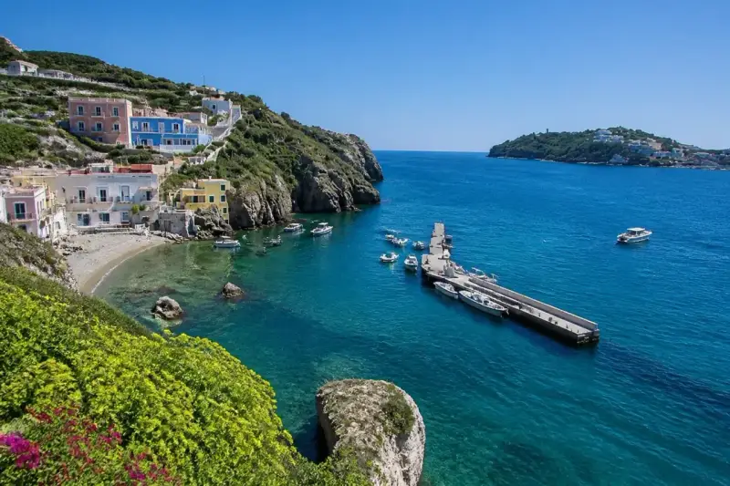 La spiaggia di Santa Maria a Ponza, con le sue case colorate aggrappate alla collina e il mare cristallino, è un incanto.
