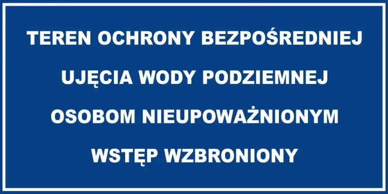 Tablica informuje o strefach ochronnych ujęć wody podziemnej. Wstęp dla osób nieupoważnionych jest zabroniony.