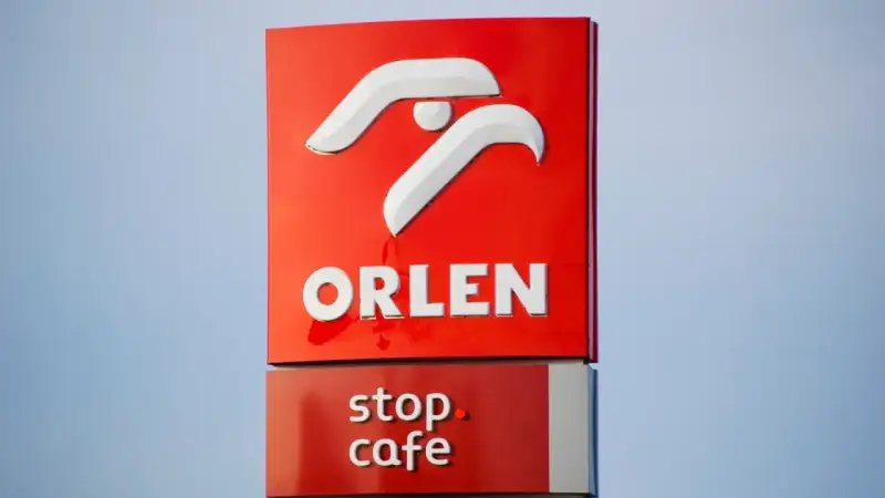 Znak Orlen z logo i napisem "stop. cafe". Zainteresowani akcje Orlenu cena mogą obserwować rozwój spółki.