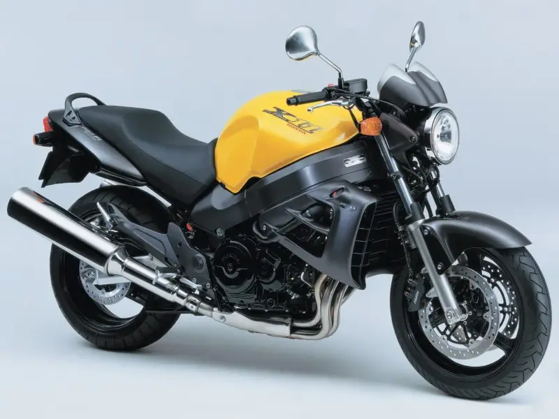 Żółty motocykl Honda X11, klasyczny naked bike. Dane techniczne tego modelu to moc i zwinność.