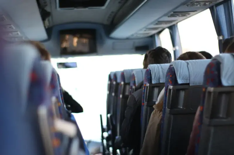 Powrót z wesela autobusem. Jak zaplanować logistykę powrotu z wesela, transport i bezpieczeństwo gości.