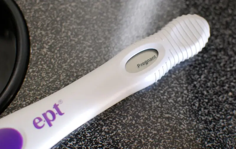 Test ciążowy ept pokazuje wynik "Pregnant". Czy przed okresem są dni płodne? To pytanie, na które odpowiedź może przynieść taki test.