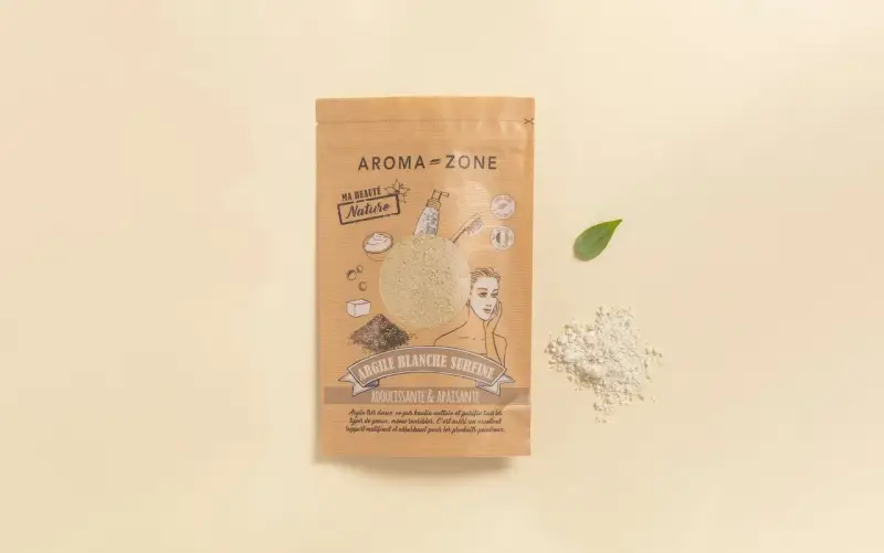 Confezione di argilla bianca Aroma-Zone, nota per le sue proprietà addolcenti e lenitive. Ideale per pelli sensibili.