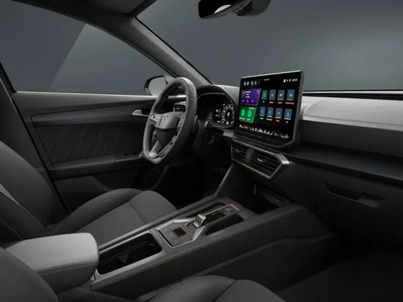 Interni moderni della Cupra Formentor: volante sportivo, ampio display touchscreen e finiture curate.