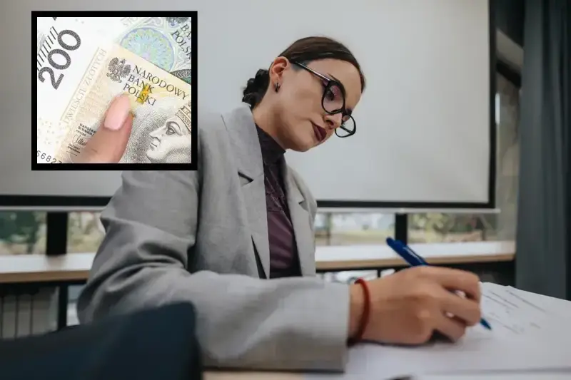 Dyrektor szkoły analizuje dokumenty, zastanawiając się, ile zarabia dyrektor szkoły. W tle widać banknot 200 zł.