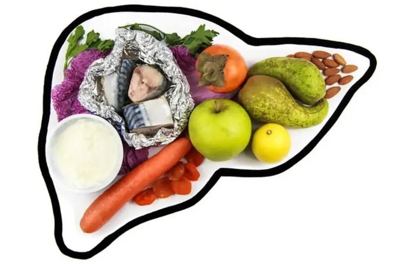 Zdrowa dieta dla wątroby: ryby, jabłka, gruszki, marchew, migdały, suszone morele, jogurt.