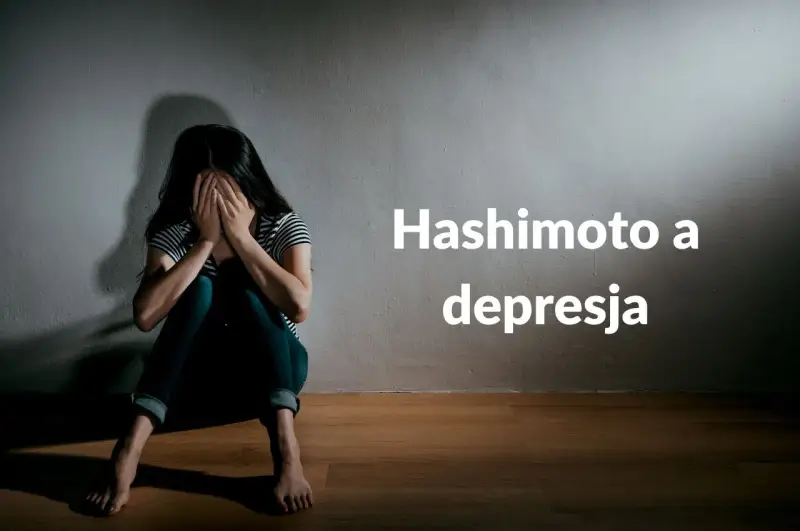 Smutna kobieta siedzi na podłodze, zakrywając twarz dłońmi. Tekst: Hashimoto a depresja. Niedoczynność tarczycy może objawiać się psychicznie.