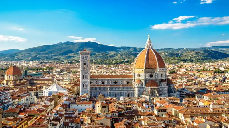 Widok na Florencję, jedno z najpiękniejszych miejsc w Europie, z katedrą Santa Maria del Fiore i dzwonnicą Giotta na tle wzgórz.