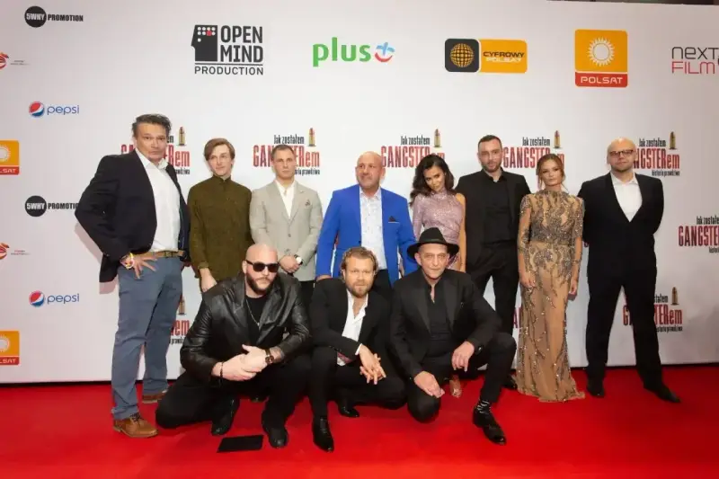Obsada filmu "Jak zostałem gangsterem" na czerwonym dywanie.
