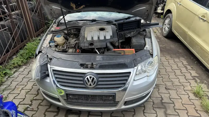 Silny Volkswagen z otwartą maską, silnik widoczny. Zastanawiasz się, ile kosztuje wystawienie samochodu na OLX?