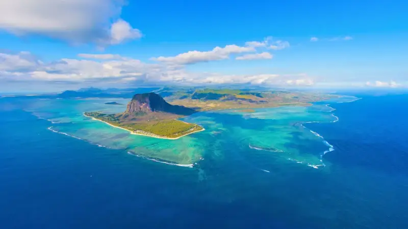Widok z lotu ptaka na Le Morne Brabant na Mauritiusie. Idealny czas na wizytę to maj-grudzień, kiedy pogoda jest słoneczna i sucha.