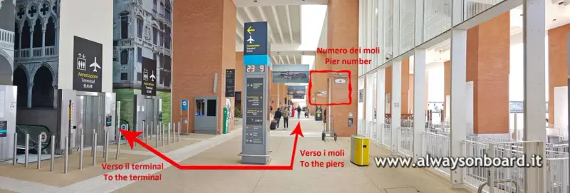 Interno aeroporto Venezia, segnaletica per il terminal e i moli. L'autobus per l'aeroporto è una opzione comoda.