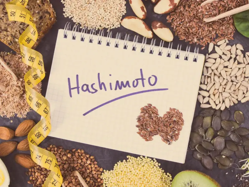 Czy hashimoto skraca życie? Notatnik z napisem "Hashimoto", taśma miernicza i zdrowe nasiona.