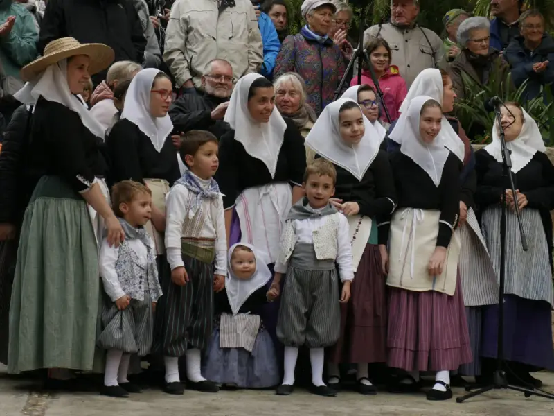 Dzieci w tradycyjnych strojach, jakby z obrazka "co przywieźć z Majorki".