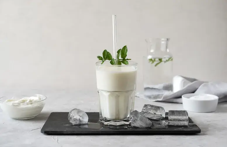 Ayran napój: tradycyjny przepis, zdrowotne korzyści i smakowe wariacje