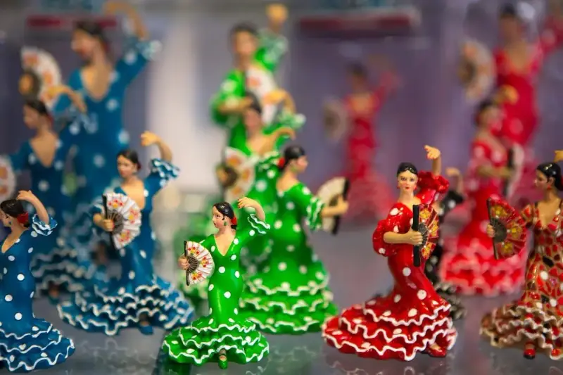 Figurki tancerek flamenco w kropki, idealne, by pokazać, co przywieźć z Hiszpanii.