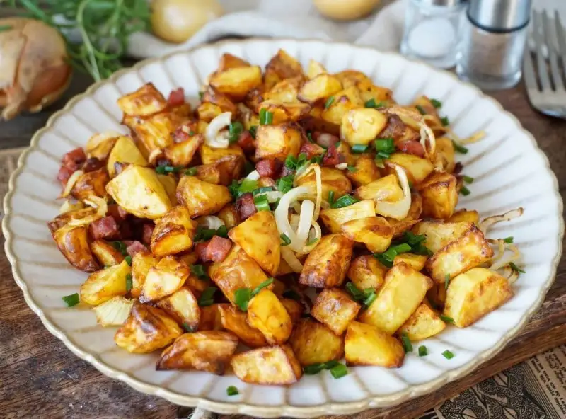 Knusprige Bratkartoffeln mit Speck und Zwiebeln, perfekt aus dem Airfryer. Gekochte Kartoffeln werden so zu einem Genuss.