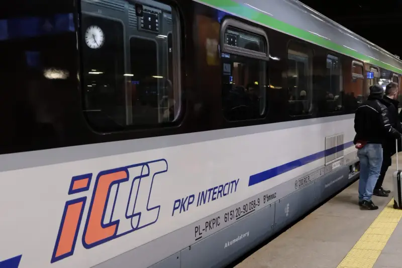 Pociąg PKP Intercity z Rzeszowa do Warszawy czeka na pasażerów.