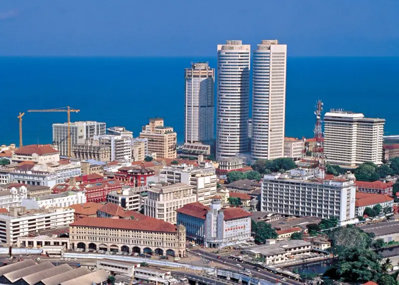 Panorama miasta Sri Lanka stolica, z nowoczesnymi wieżowcami i historyczną architekturą nad błękitnym oceanem.