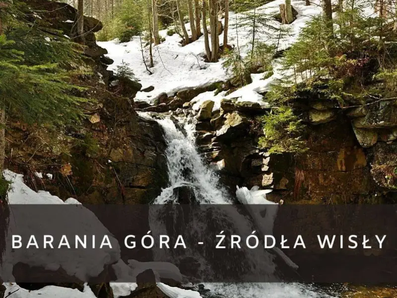 Wodospad na Baraniej Górze, gdzie zaczyna swój bieg Wisła. Śnieg i skały tworzą malowniczy krajobraz.