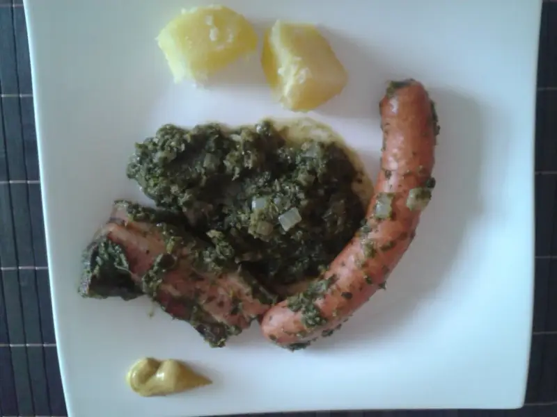 Herzhaftes Gericht mit Grünkohl, Kassler, Wurst und Kartoffeln. Ein klassisches wildkohl rezept für kalte Tage.