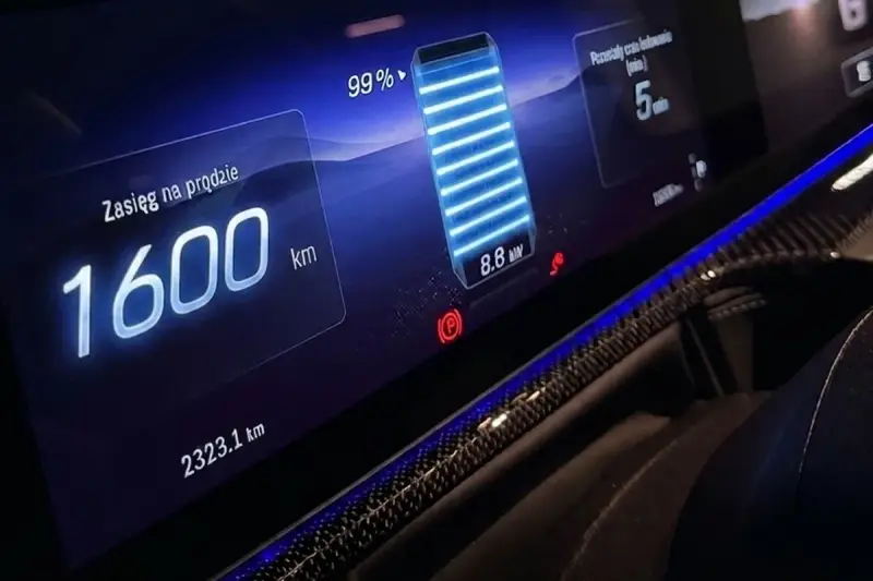Wyświetlacz samochodu elektrycznego z zasięgiem 1600 km i naładowaną baterią 99%.