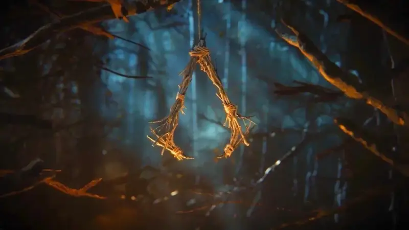 W lesie wisi symbol przypominający literę "A", wykonany z gałązek i sznurka. To znak z gry Assassin's Creed Hexe.