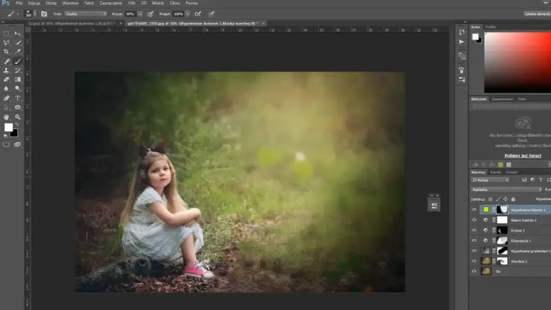 Dziewczynka w białej sukience siedzi na pniu. W tle rozmyty las. Efekty dodane w photoshop zdjęcia.