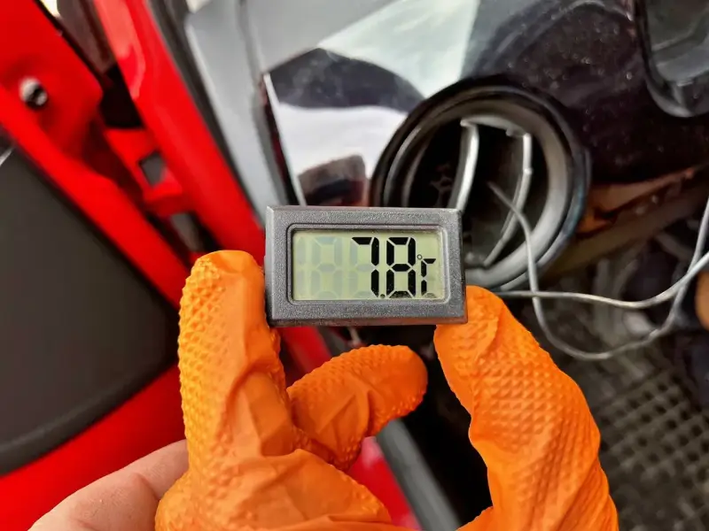 Termometr pokazuje 7.8°C przy samodzielnym nabijaniu klimatyzacji. Pomiar temperatury z nawiewu.