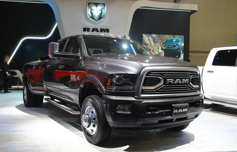 Ciemnoszary Dodge Ram 3500 z podwójnymi tylnymi kołami prezentuje się imponująco na wystawie.