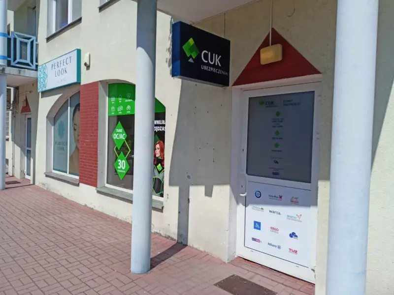 Budynek z szyldami "Perfect Look Clinic" i "CUK Ubezpieczenia" w Zielonej Górze.