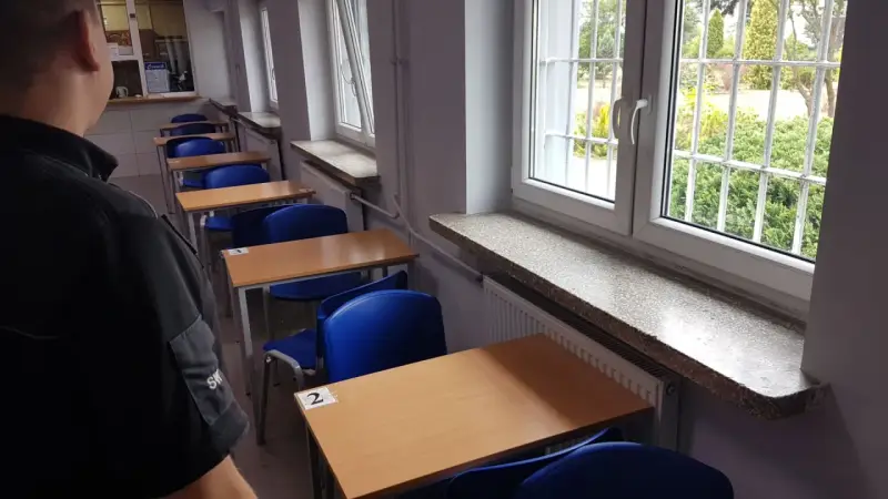 Puste ławki i krzesła w sali widzeń. Zastanawiasz się, co można zabrać na widzenie do aresztu?