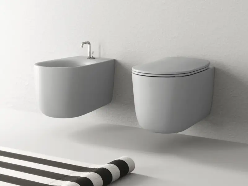Sanitari filo muro: bidet e vaso sospesi, design moderno. Nessun problema di installazione visibile, ma la pulizia potrebbe essere più complessa.