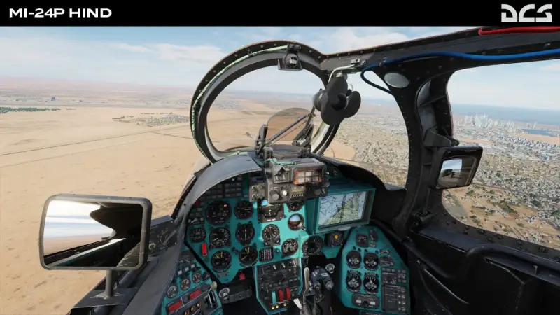 Widok z kokpitu Mi-24P Hind w DCS World Steam Edition. Lądujemy w pobliżu miasta nad pustynią.