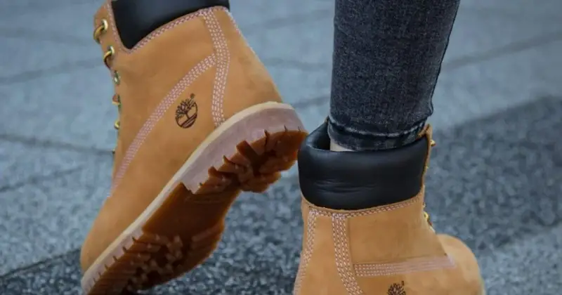 Klasyczne, brązowe buty Timberland, znane z trwałości i stylu. Timberland to firma tworząca obuwie na każdą pogodę.