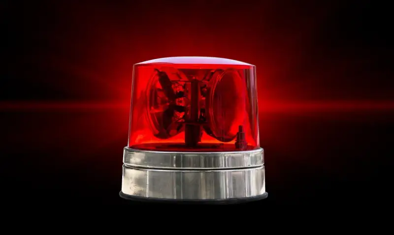 Czerwona lampa ostrzegawcza, symbolizująca awarie w bankach dzisiaj.