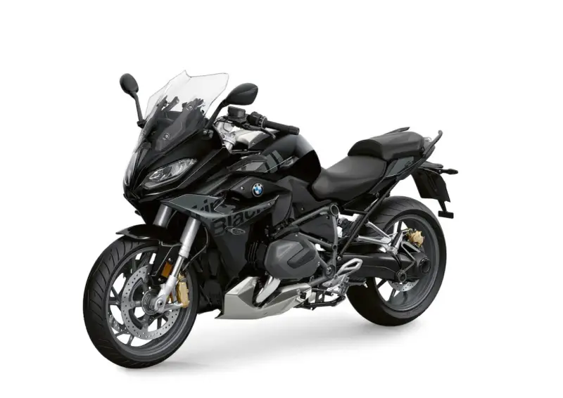 Czarny motocykl BMW 1250 RS z przyciemnianą szybą i sportowym wyglądem, gotowy na każdą podróż.