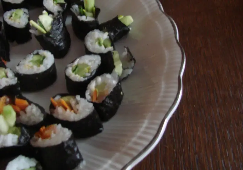 Domowe sushi z ogórkiem i marchewką. Prosty przepis na zaprawę do sushi sprawia, że przygotowanie jest łatwe i przyjemne.