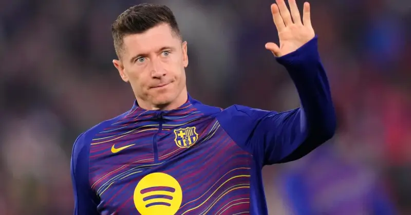 Robert Lewandowski wita kibiców w barwach FC Barcelony. W jakim klubie gra Lewandowski? W tym!