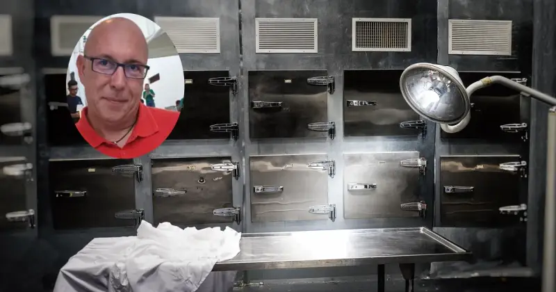 Mężczyzna w okularach i czerwonej koszulce na tle chłodni, gdzie odbywa się balsamacja.