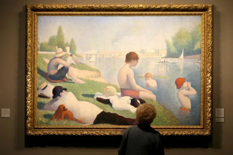 Un peintre pointilliste a capturé une scène estivale au bord de l'eau, avec des baigneurs et des voiliers.