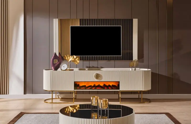 Elegant tv bänk med elkamin som skapar en mysig atmosfär. Den vita möbeln med gulddetaljer passar perfekt i ett modernt hem.