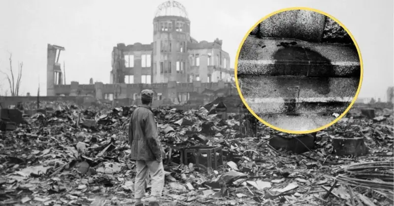 Ruiny w Hiroszimie po bombardowaniu atomowym. W oddali widać zniszczony budynek, a na pierwszym planie stos gruzów i stojącego człowieka. W kółku widoczny ślad po ciele.