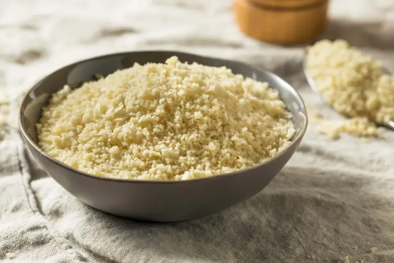 Panko co to? Chrupiąca panierka w misce, idealna do kotletów i innych dań.
