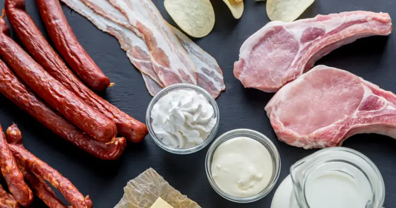 Kiełbaski, boczek, kotlety, śmietana, masło i mleko – produkty bogate w tłuszcze nasycone.