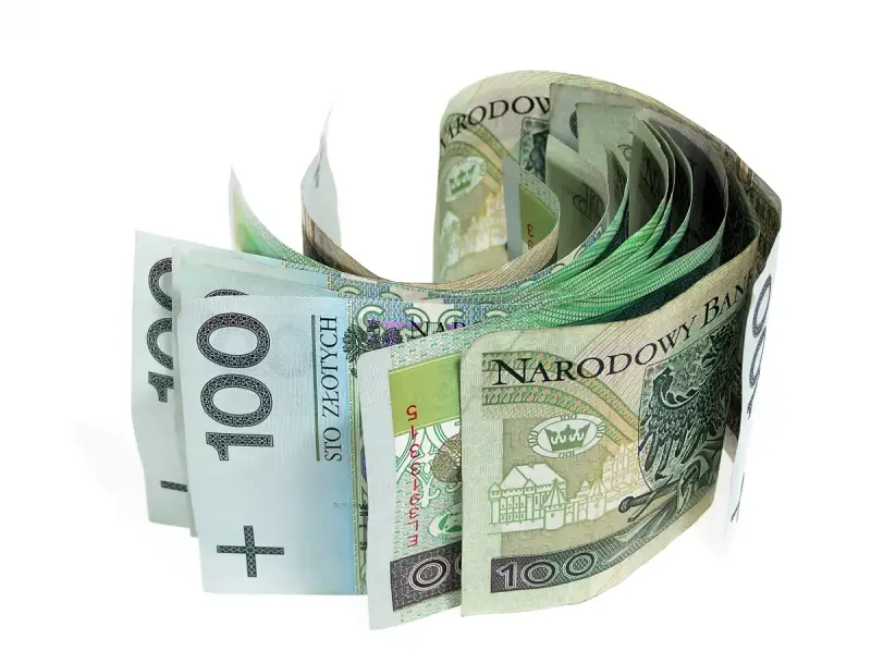 Stos polskich banknotów 100 zł, ułożonych w łuk. Czy to nawiązka, co to za kwota?