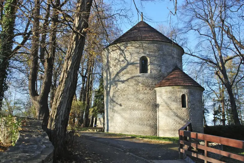 Kamienna wieża na górze zamkowej w Cieszynie, otoczona jesiennymi drzewami.