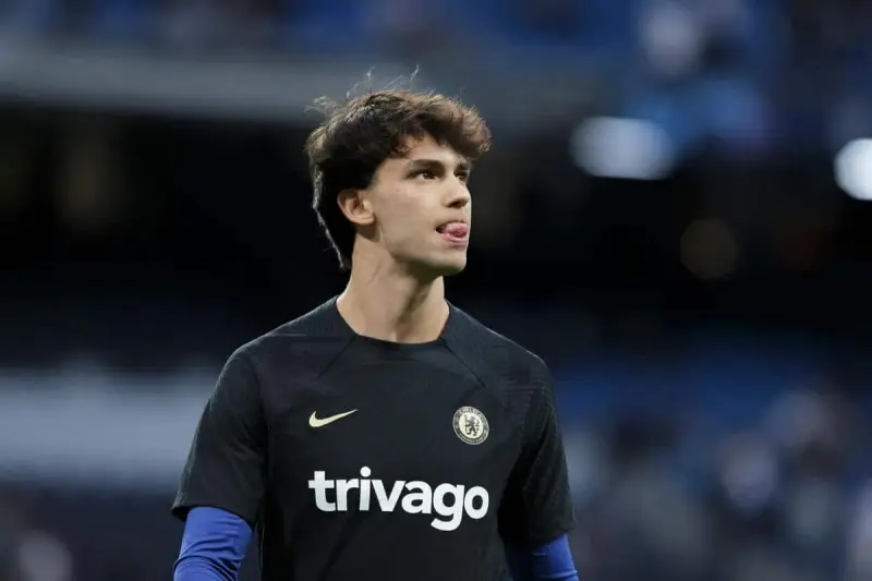 João Félix, z językiem na wierzchu, w koszulce Chelsea. Jego daty dołączenia do klubu są ważnym momentem w karierze.
