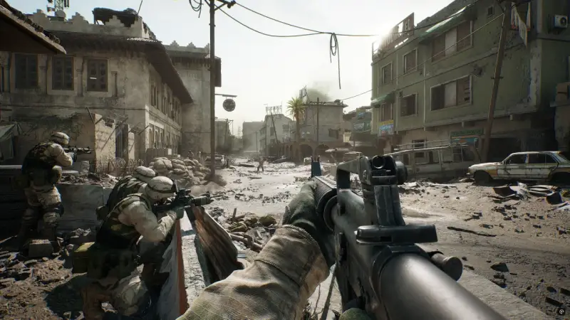 Żołnierze Delta Force na PS5 w akcji, ostrzeliwują ulice zniszczonego miasta.